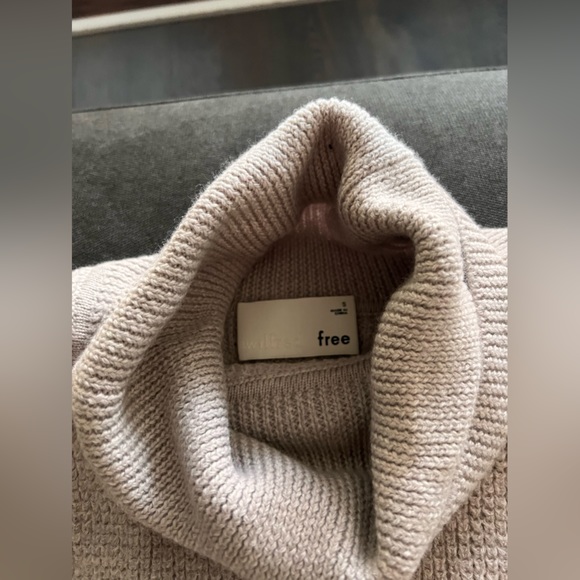 Nike windbreaker, wilfred free turtleneck sweater & champion items! - Picture 6 of 12